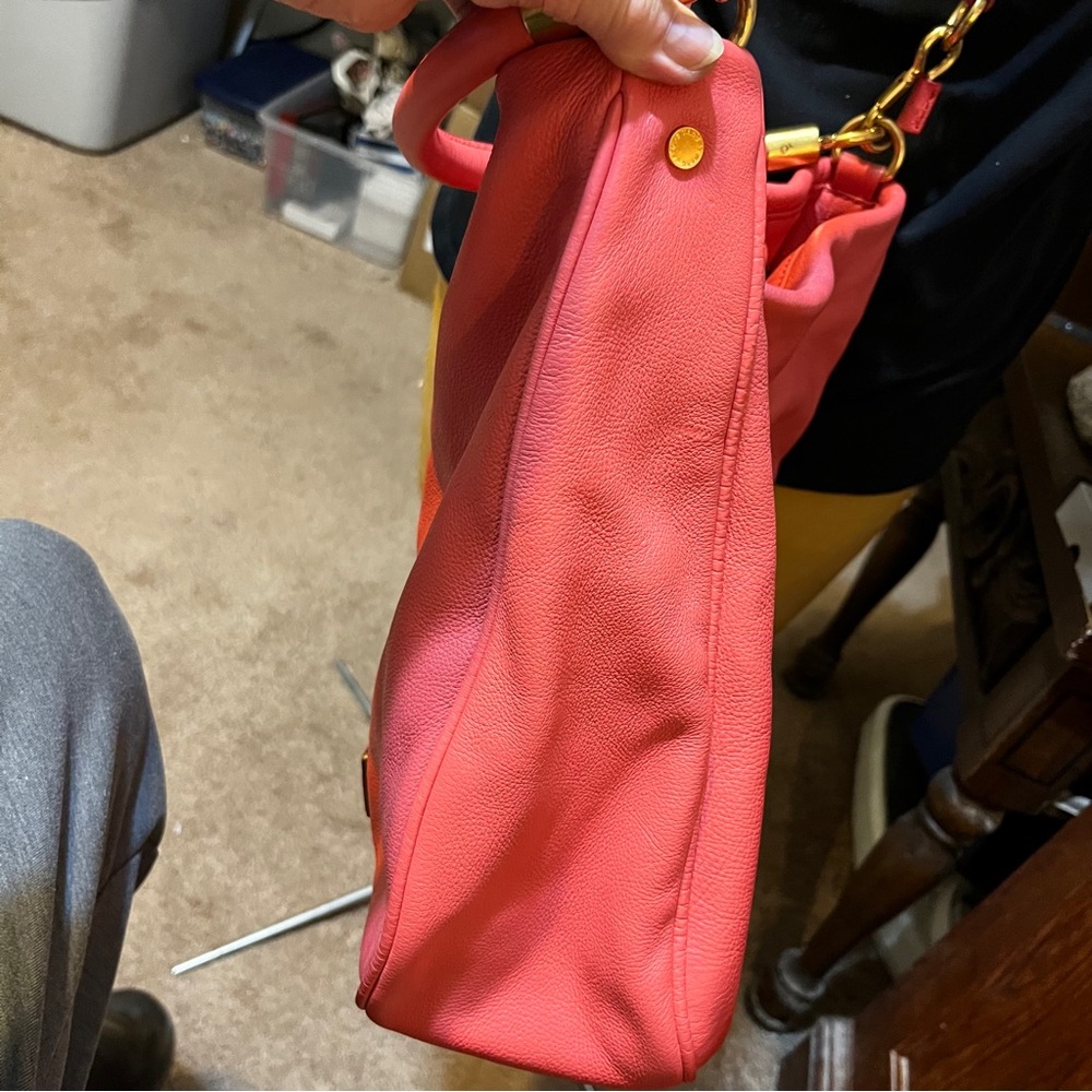 Elegant Marc Jacobs Coral Leather Shoulder Bag - Picture 5 of 13